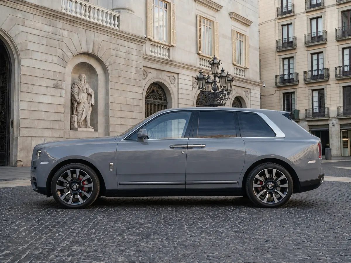 Rolls-Royce Cullinan 2025, esterno — Milan Luxury Cars, Milano. La Rolls-Royce Cullinan 2025 porta in un SUV la stessa cura che il marchio riserva alle…
