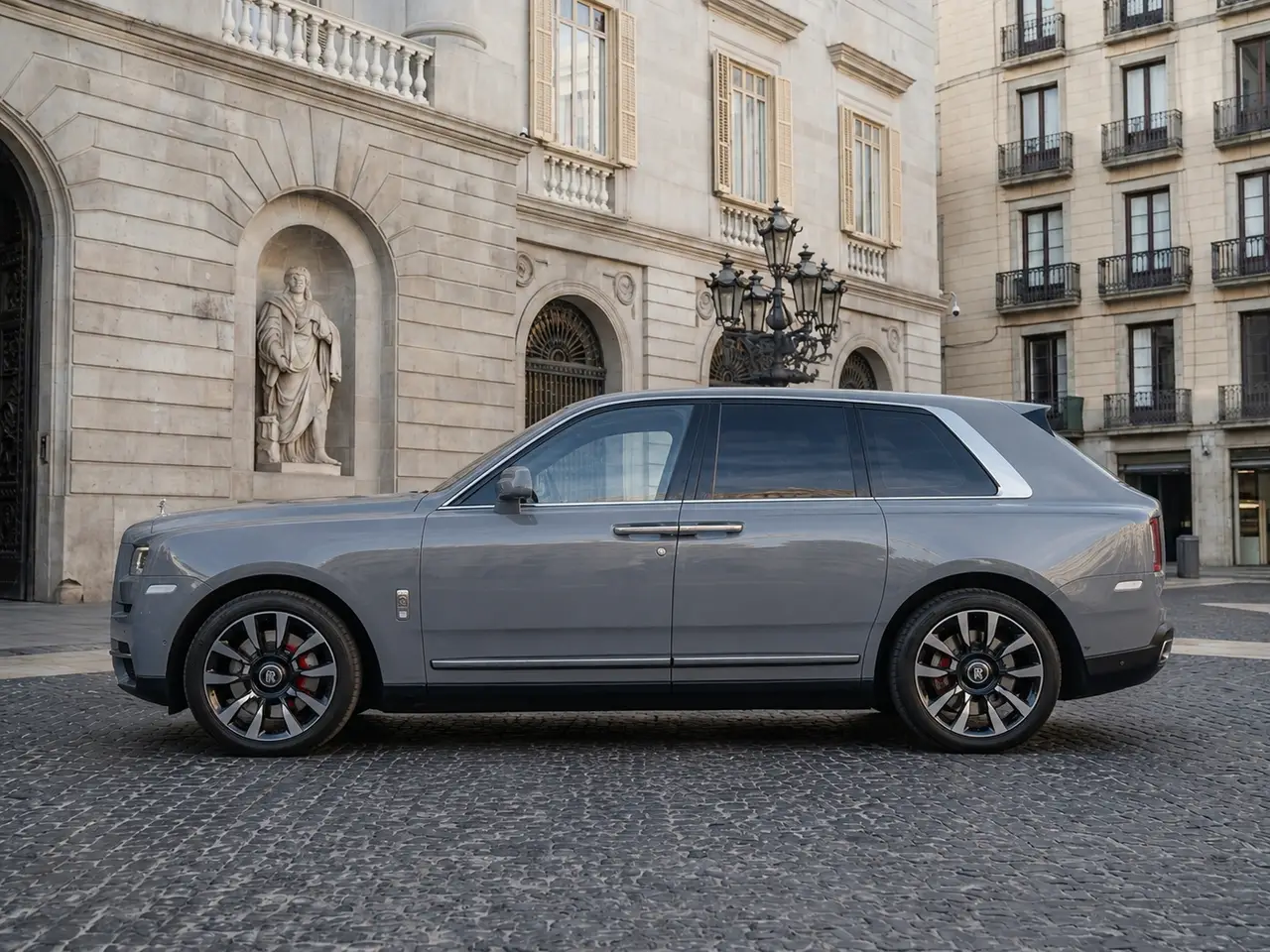 Rolls-Royce Cullinan 2025, esterno — Milan Luxury Cars, Milano. La Rolls-Royce Cullinan 2025 porta in un SUV la stessa cura che il marchio riserva alle…
