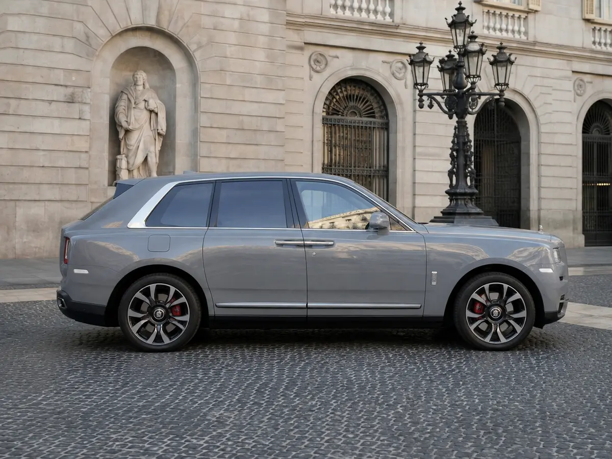 Rolls-Royce Cullinan 2025, vista frontale — Milan Luxury Cars, Milano. La Rolls-Royce Cullinan 2025 porta in un SUV la stessa cura che il marchio riserva alle…