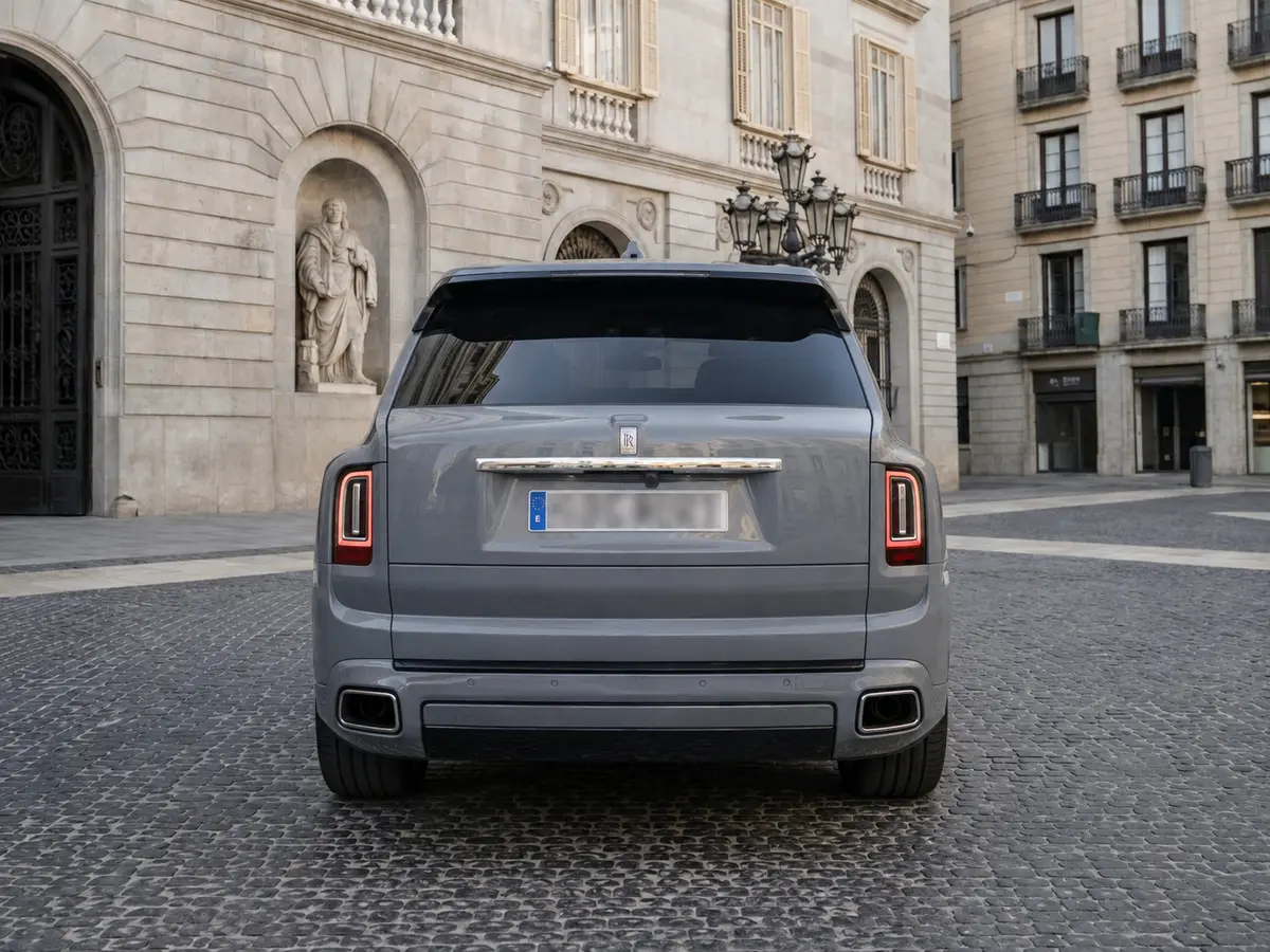 Rolls-Royce Cullinan 2025, vista posteriore — Milan Luxury Cars, Milano. La Rolls-Royce Cullinan 2025 porta in un SUV la stessa cura che il marchio riserva alle…