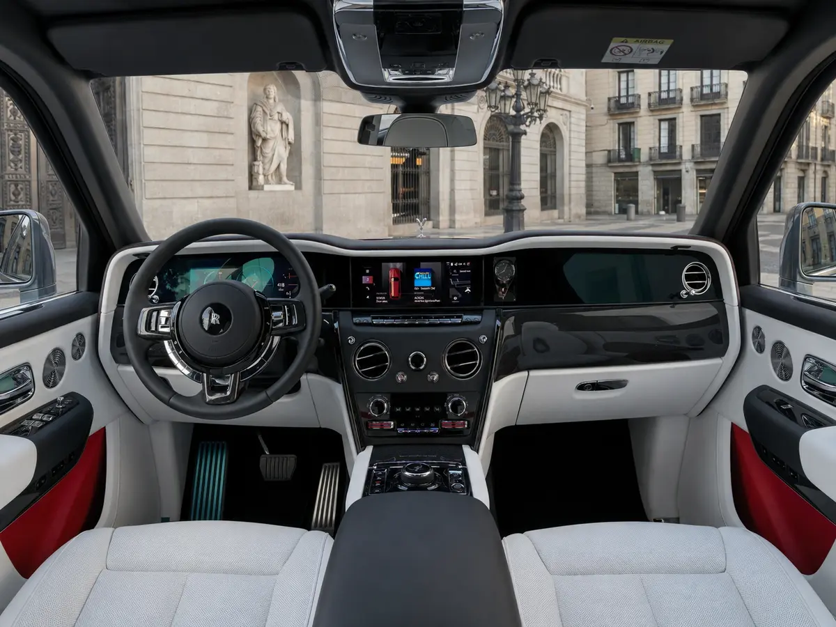 Rolls-Royce Cullinan 2025, interni — Milan Luxury Cars, Milano. La Rolls-Royce Cullinan 2025 porta in un SUV la stessa cura che il marchio riserva alle…