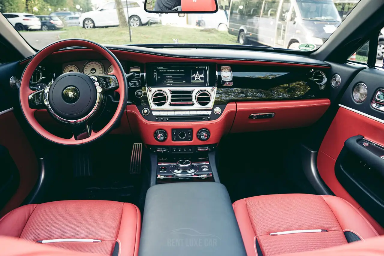 Rolls-Royce Dawn 2022, exterior — Milan Luxury Cars, Milán. El Rolls-Royce Dawn de 2022 es un descapotable de gran formato, con techo de lona y una…