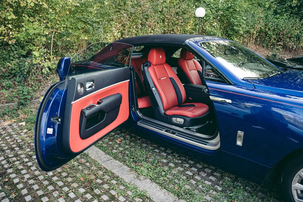 Rolls-Royce Dawn 2022, vista frontal — Milan Luxury Cars, Milán. El Rolls-Royce Dawn de 2022 es un descapotable de gran formato, con techo de lona y una…