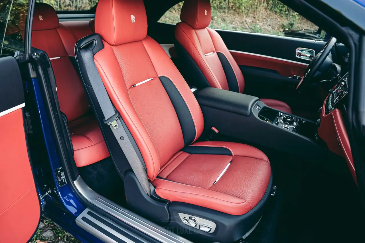 Rolls-Royce Dawn 2022, vista trasera — Milan Luxury Cars, Milán. El Rolls-Royce Dawn de 2022 es un descapotable de gran formato, con techo de lona y una…