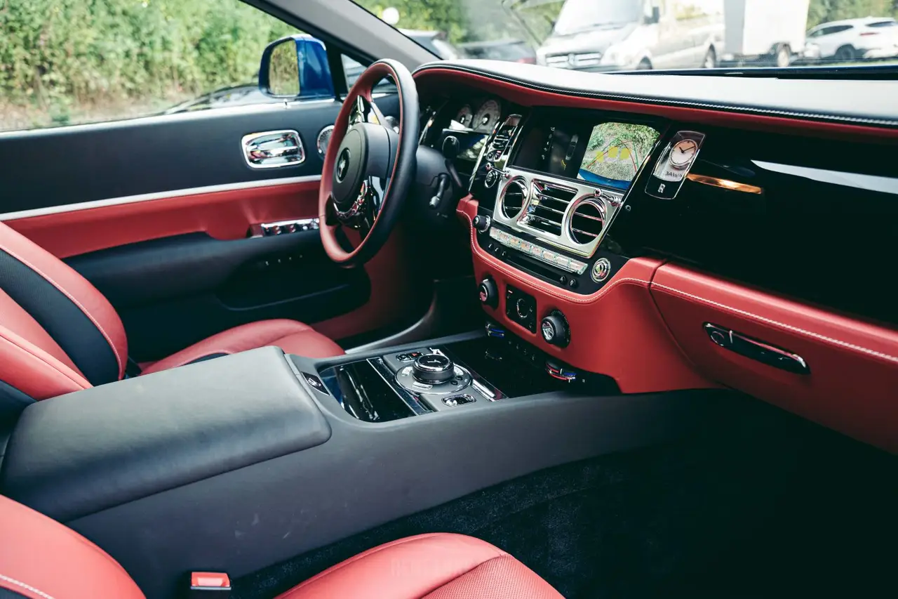 Rolls-Royce Dawn 2022, interior — Milan Luxury Cars, Milán. El Rolls-Royce Dawn de 2022 es un descapotable de gran formato, con techo de lona y una…