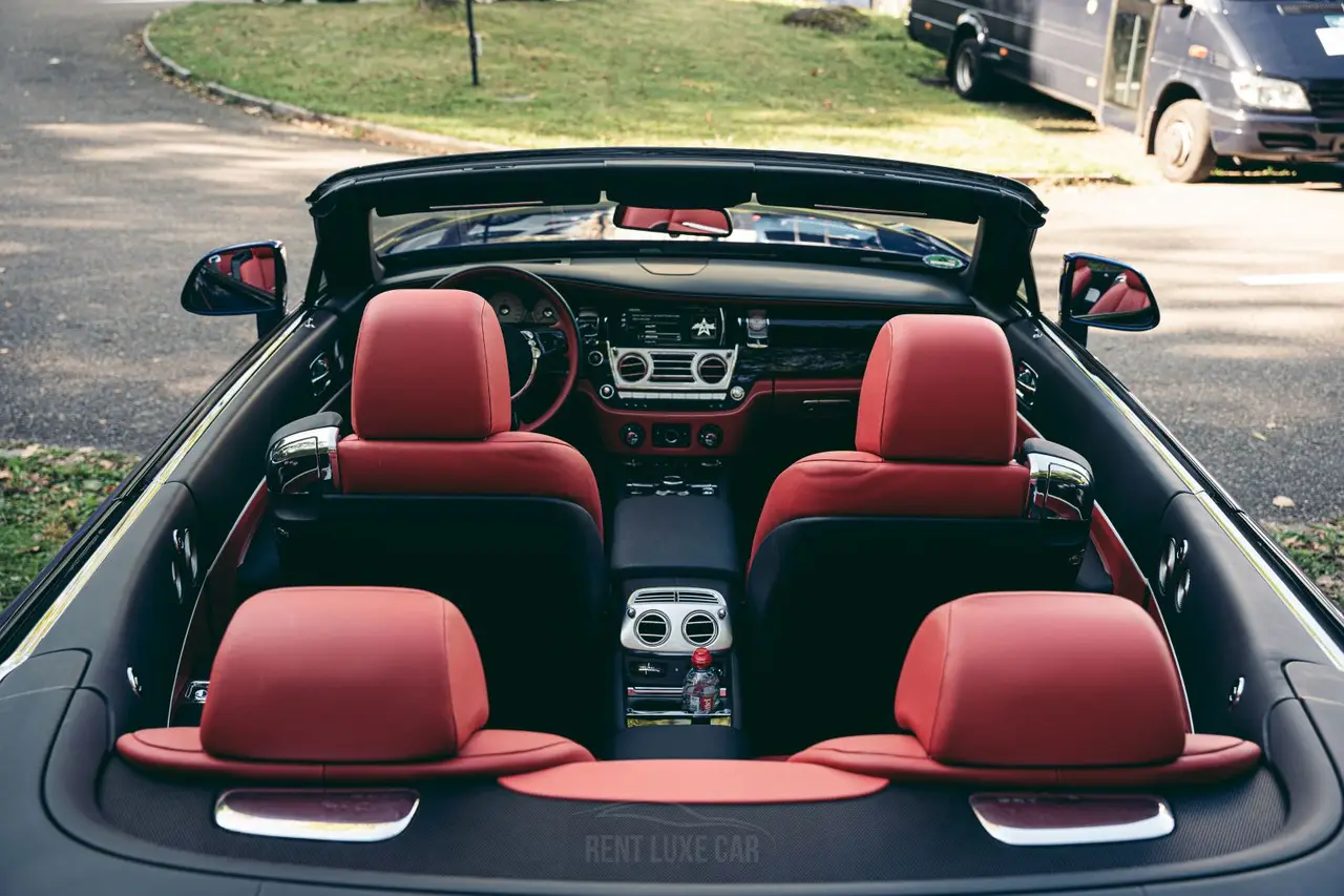Rolls-Royce Dawn 2022, salpicadero — Milan Luxury Cars, Milán. El Rolls-Royce Dawn de 2022 es un descapotable de gran formato, con techo de lona y una…