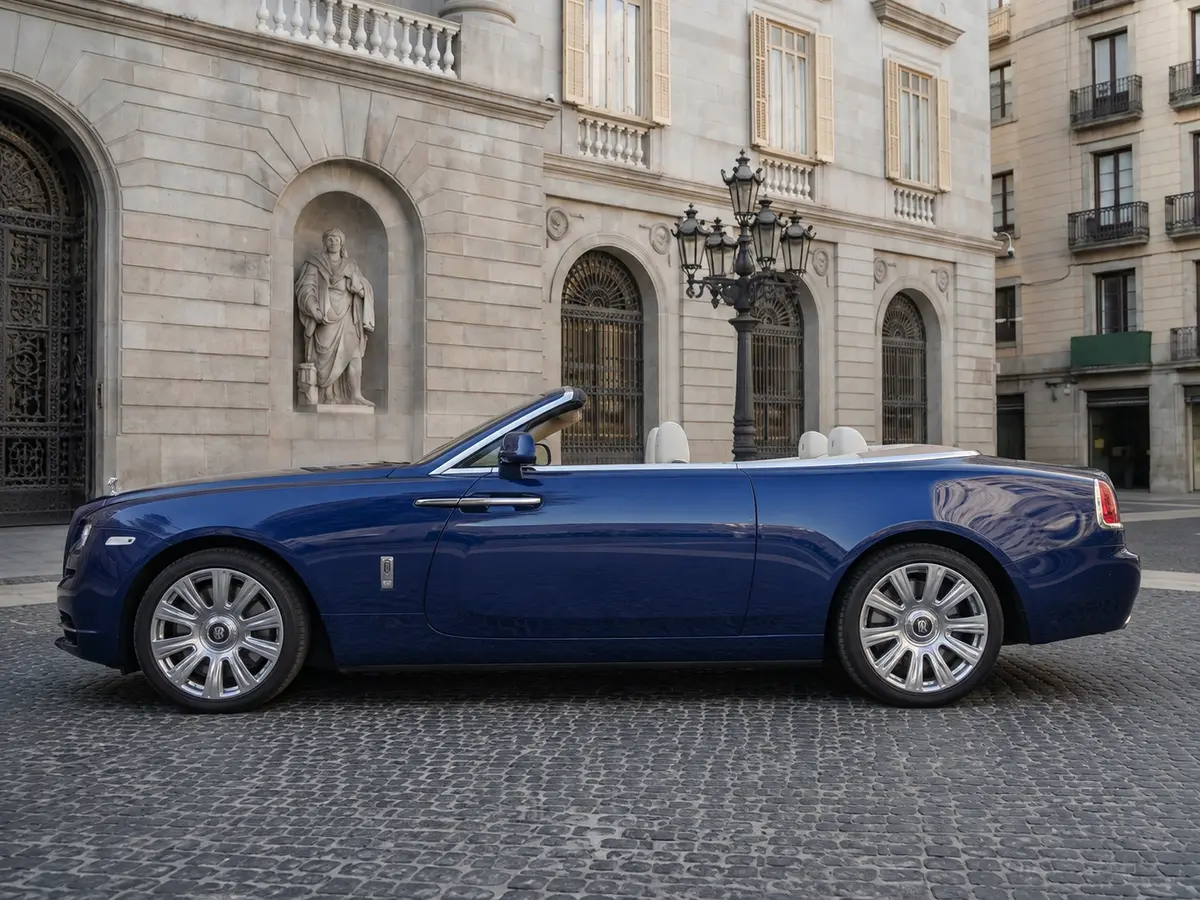 Rolls-Royce Dawn 2022, esterno — Milan Luxury Cars, Milano. La Rolls-Royce Dawn del 2022 è una cabriolet quattro posti pensata per chi cerca potenza…
