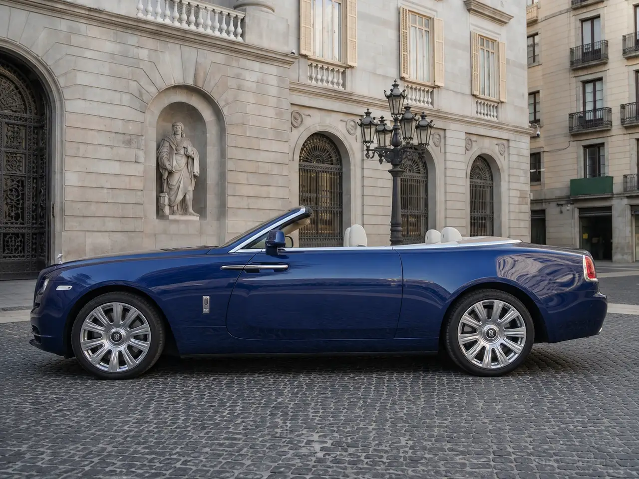 Rolls-Royce Dawn 2022, esterno — Milan Luxury Cars, Milano. La Rolls-Royce Dawn del 2022 è una cabriolet quattro posti pensata per chi cerca potenza…