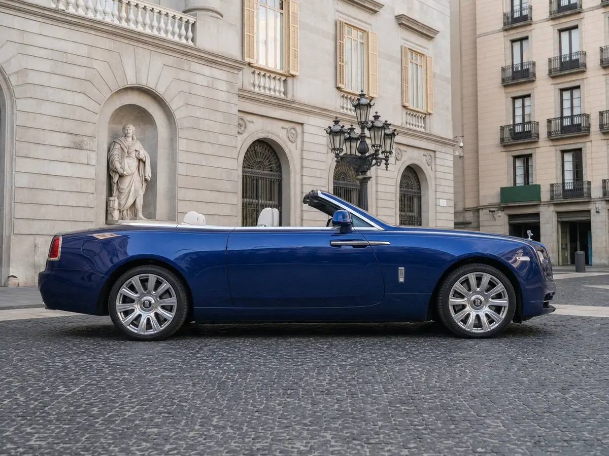 Rolls-Royce Dawn 2022, vista frontale — Milan Luxury Cars, Milano. La Rolls-Royce Dawn del 2022 è una cabriolet quattro posti pensata per chi cerca potenza…