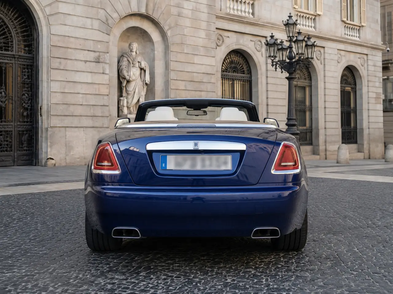 Rolls-Royce Dawn 2022, vista posteriore — Milan Luxury Cars, Milano. La Rolls-Royce Dawn del 2022 è una cabriolet quattro posti pensata per chi cerca potenza…