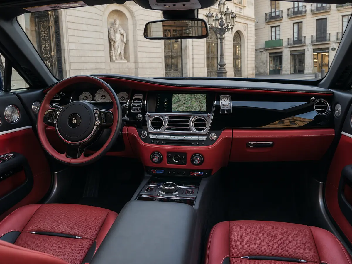 Rolls-Royce Dawn 2022, interni — Milan Luxury Cars, Milano. La Rolls-Royce Dawn del 2022 è una cabriolet quattro posti pensata per chi cerca potenza…