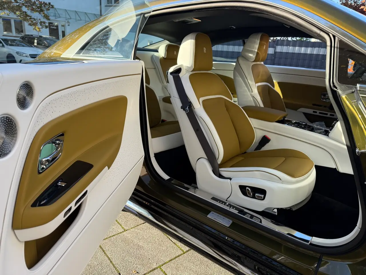 Rolls-Royce Spectre 2024, exterior — Milan Luxury Cars, Milán. El Rolls-Royce Spectre de 2024 es el primer eléctrico de la marca pensado para circular…