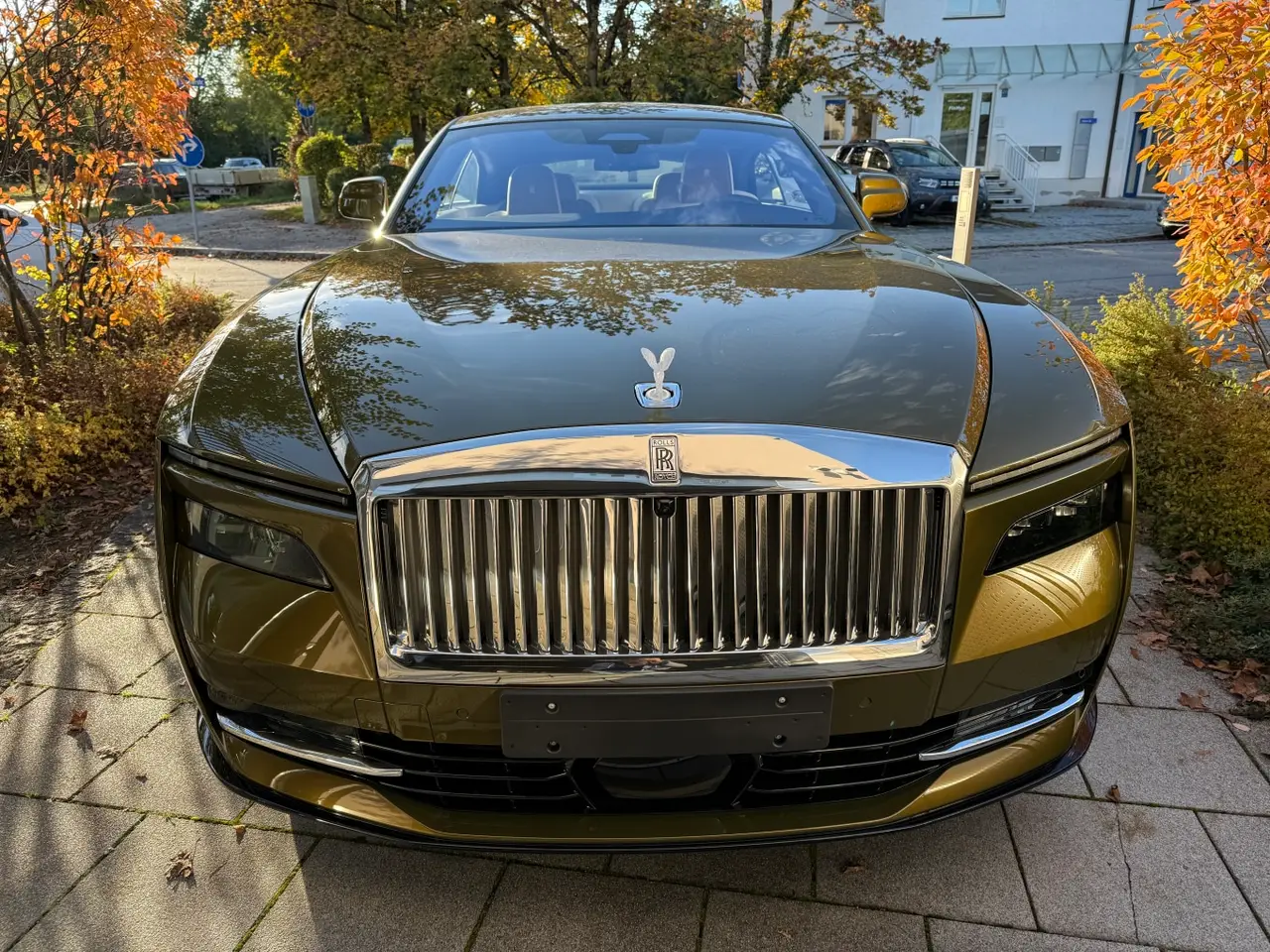 Rolls-Royce Spectre 2024, vista frontal — Milan Luxury Cars, Milán. El Rolls-Royce Spectre de 2024 es el primer eléctrico de la marca pensado para circular…