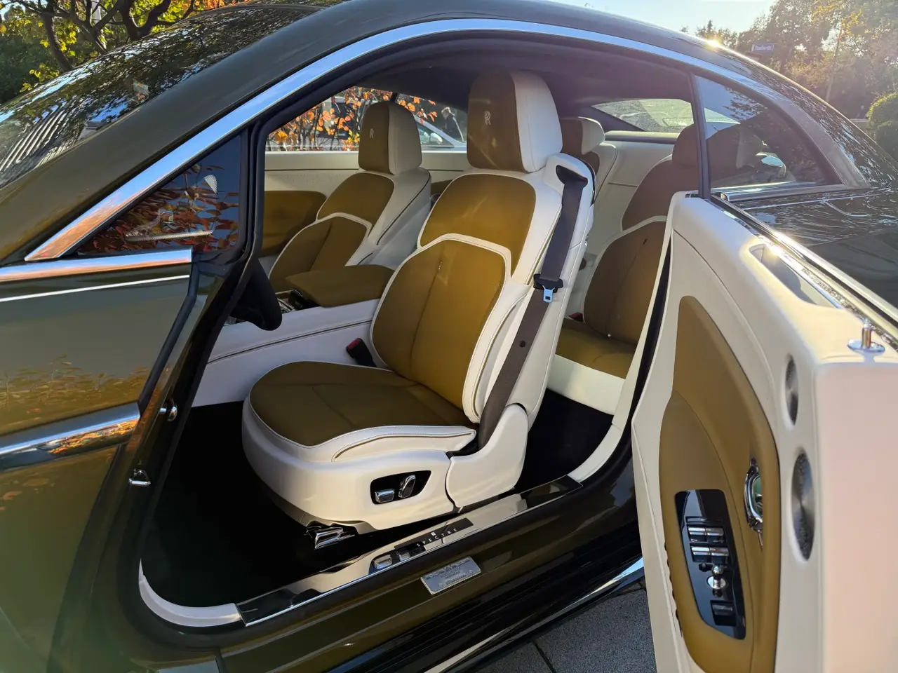 Rolls-Royce Spectre 2024, vista trasera — Milan Luxury Cars, Milán. El Rolls-Royce Spectre de 2024 es el primer eléctrico de la marca pensado para circular…