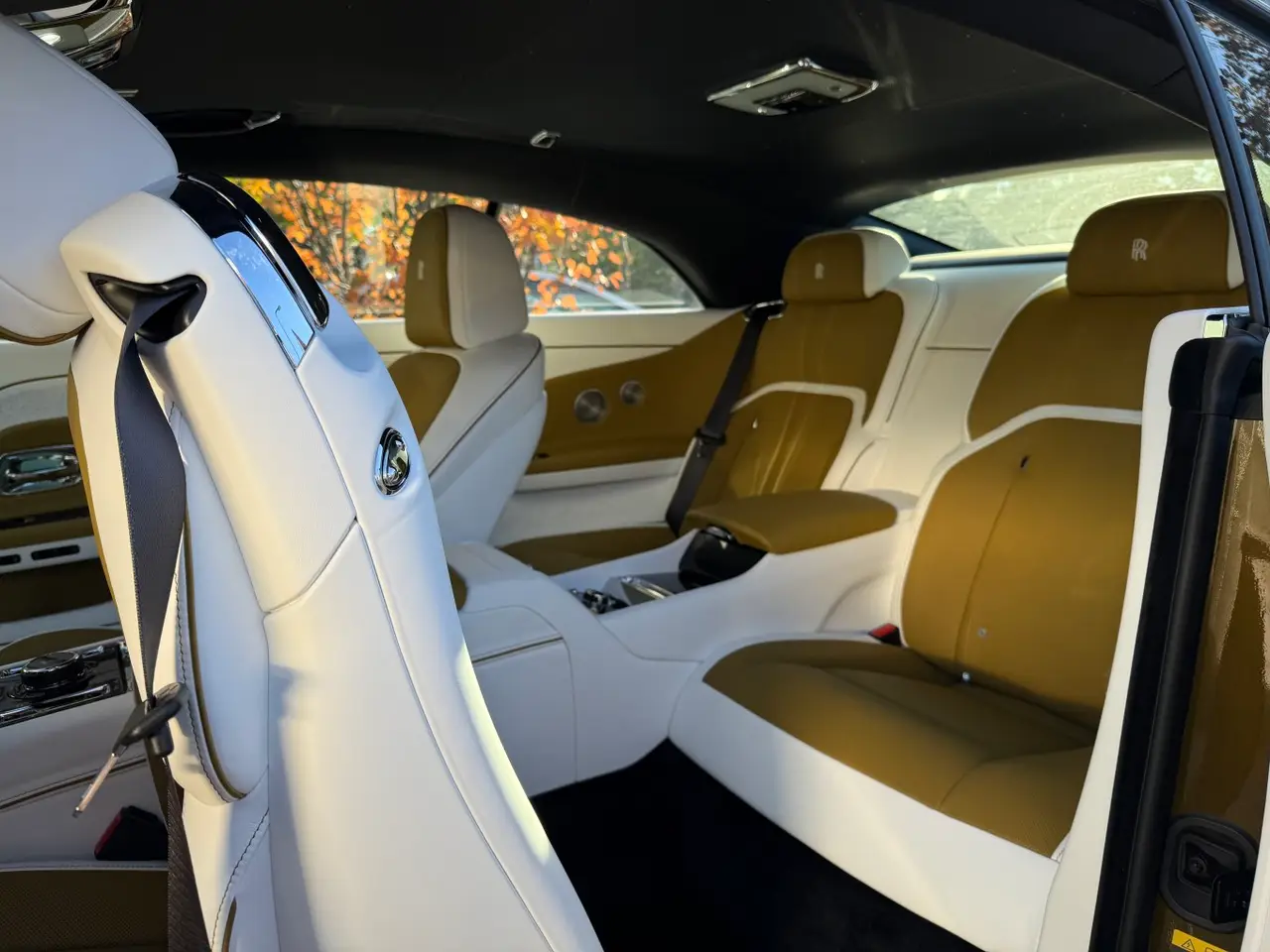 Rolls-Royce Spectre 2024, interior — Milan Luxury Cars, Milán. El Rolls-Royce Spectre de 2024 es el primer eléctrico de la marca pensado para circular…