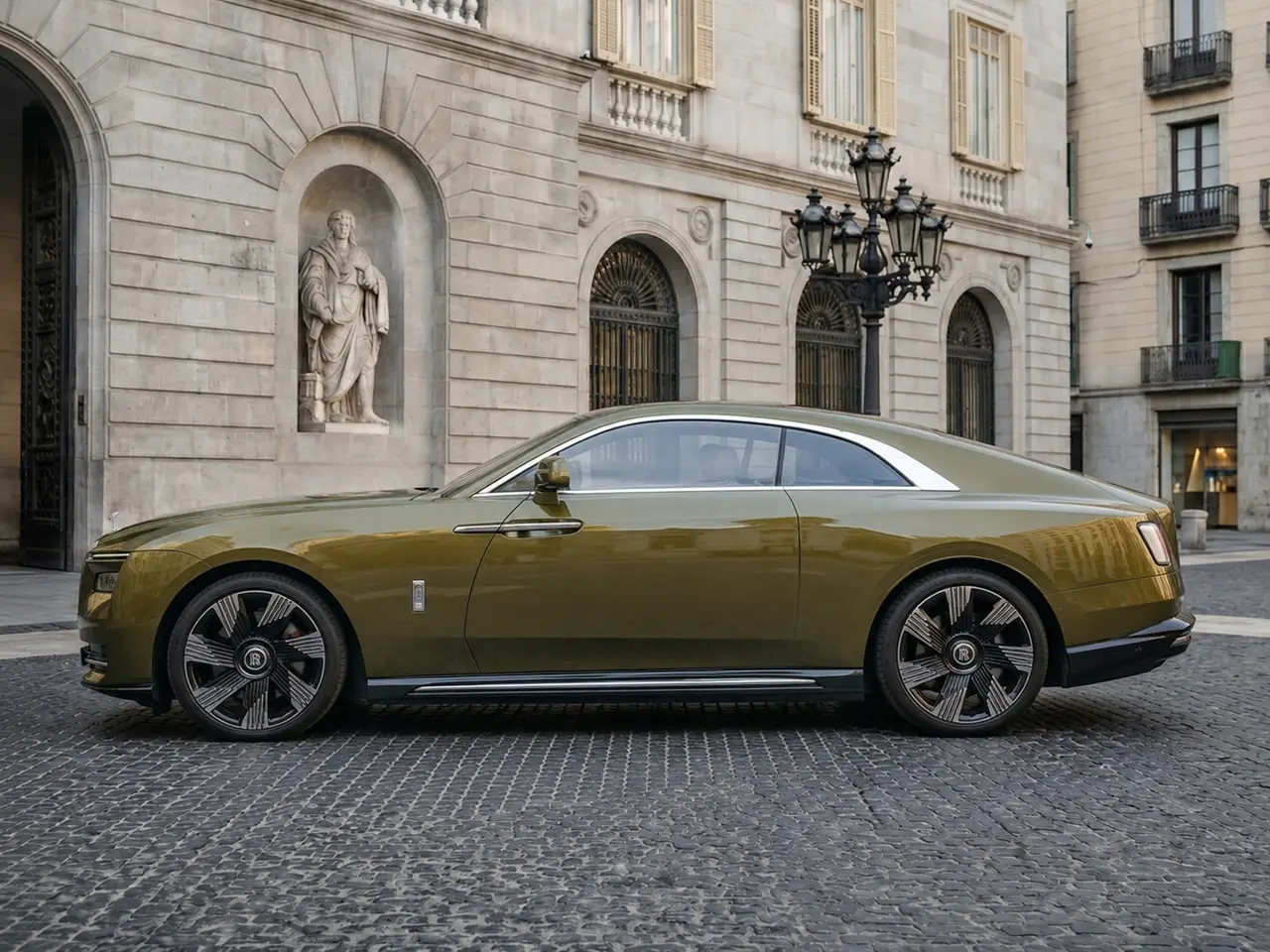 Rolls-Royce Spectre 2024, esterno — Milan Luxury Cars, Milano. La Rolls-Royce Spectre 2024 si presenta come una coupé di lusso a quattro posti, pensata…