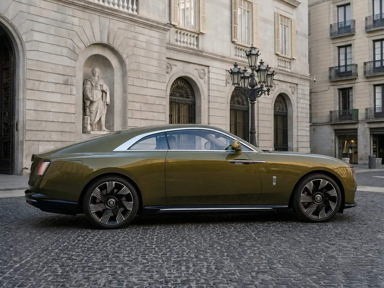 Rolls-Royce Spectre 2024, vista frontale — Milan Luxury Cars, Milano. La Rolls-Royce Spectre 2024 si presenta come una coupé di lusso a quattro posti, pensata…