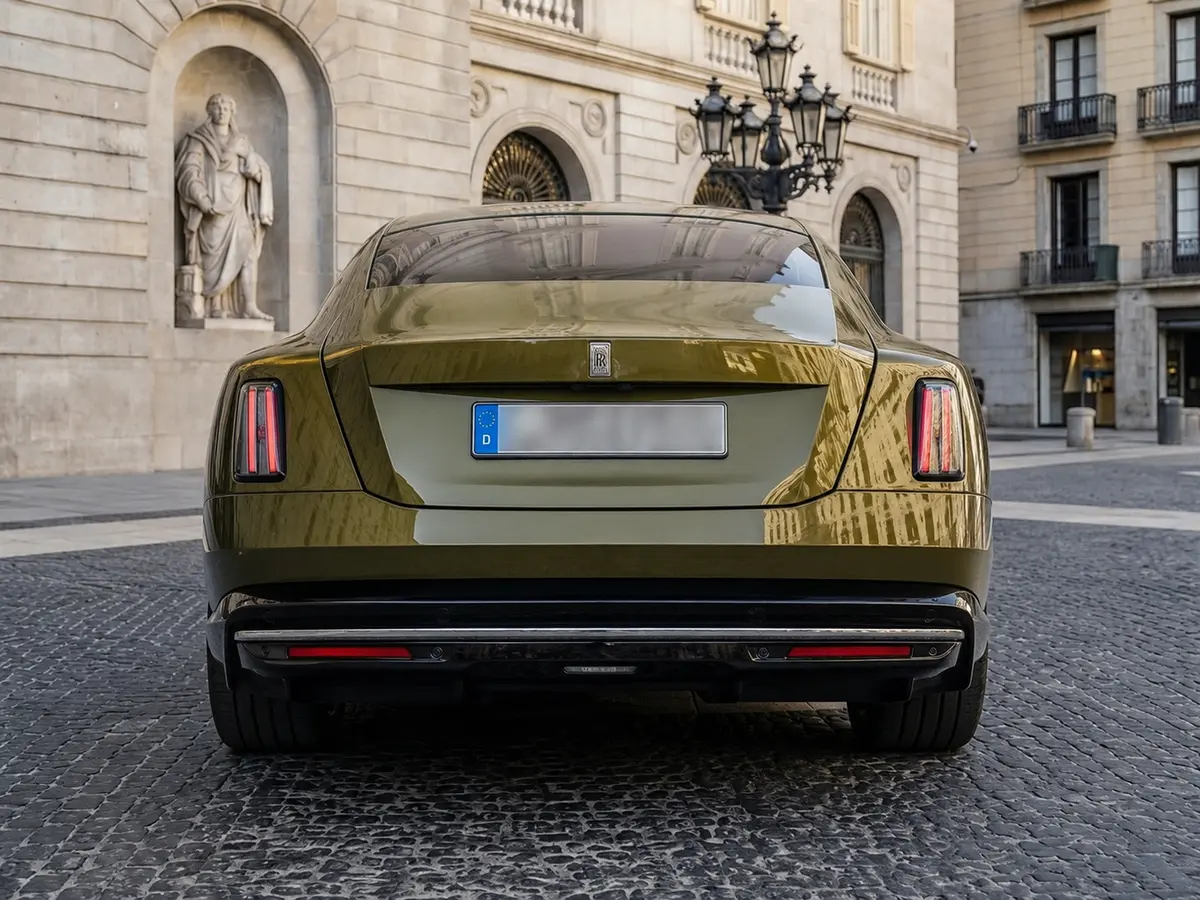 Rolls-Royce Spectre 2024, vista posteriore — Milan Luxury Cars, Milano. La Rolls-Royce Spectre 2024 si presenta come una coupé di lusso a quattro posti, pensata…