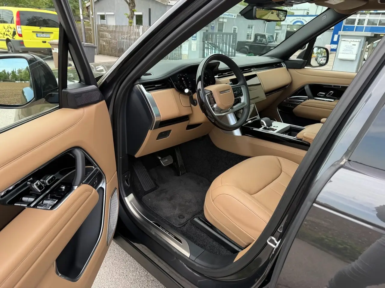 Rover Range Rover Autobiography D350 7s 2025, exterior — Milan Luxury Cars, Milan. The 2025 Range Rover Autobiography D350 7s pairs a 350 hp diesel drivetrain with genuine…
