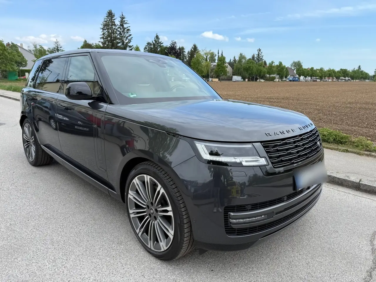 Rover Range Rover Autobiography D350 7s 2025, front view — Milan Luxury Cars, Milan. The 2025 Range Rover Autobiography D350 7s pairs a 350 hp diesel drivetrain with genuine…