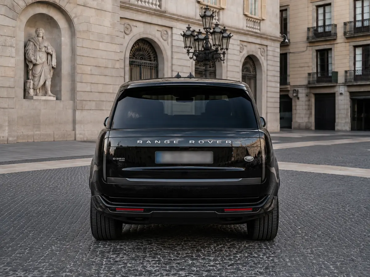 Rover Range Rover Autobiography D350 7s 2025, vista posteriore — Milan Luxury Cars, Milano. Il Range Rover Autobiography D350 7s 2025 porta in dote 350 cavalli e una configurazione…