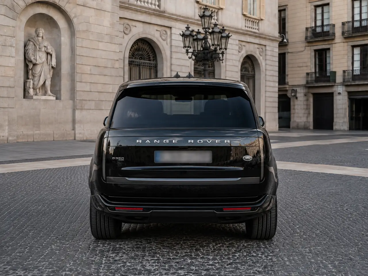 Rover Range Rover Autobiography D350 7s 2025, vista posteriore — Milan Luxury Cars, Milano. Il Range Rover Autobiography D350 7s 2025 porta in dote 350 cavalli e una configurazione…