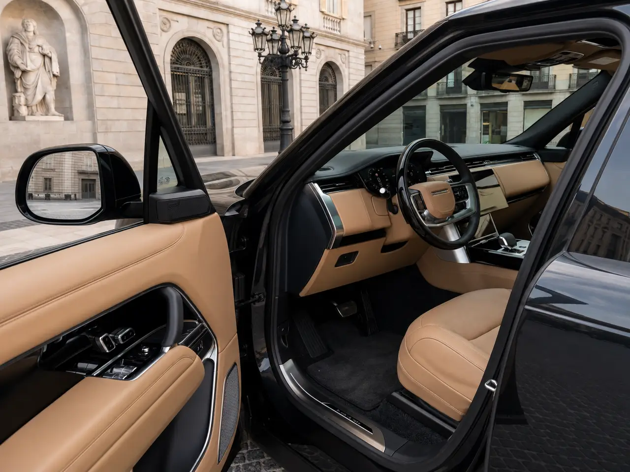 Rover Range Rover Autobiography D350 7s 2025, interni — Milan Luxury Cars, Milano. Il Range Rover Autobiography D350 7s 2025 porta in dote 350 cavalli e una configurazione…