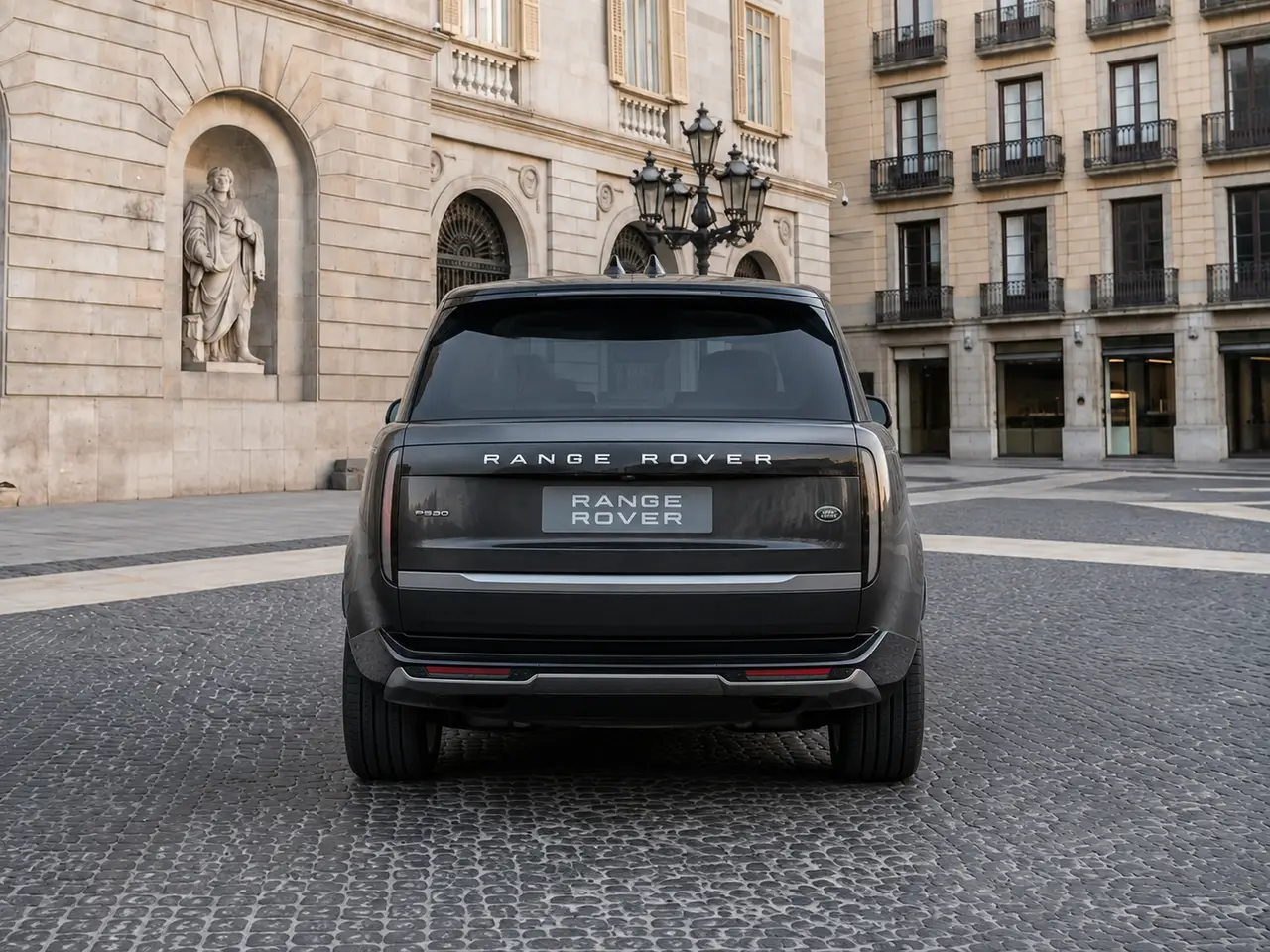 Rover Range Rover Autobiography P530 2026, vista posteriore — Milan Luxury Cars, Milano. Il Range Rover Autobiography P530 del 2026 porta in dotazione 530 cavalli e cinque posti…