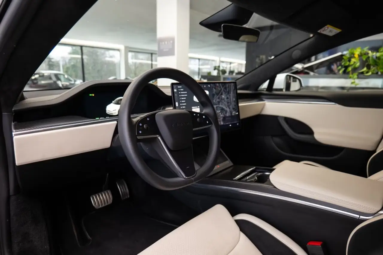 Tesla Model S Plaid 2025, front view — Milan Luxury Cars, Milan. The 2025 Tesla Model S Plaid brings 1020 hp and a five-seat cabin to a segment usually…