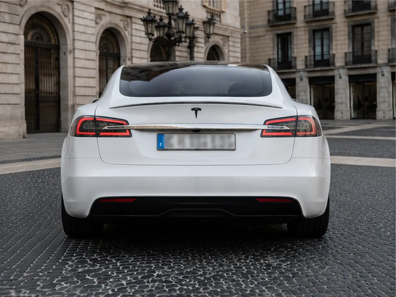 Tesla Model S Plaid 2025, вид сзади — Milan Luxury Cars, Милан. Tesla Model S Plaid 2025 года — самый мощный автомобиль в линейке электромобилей парка,…