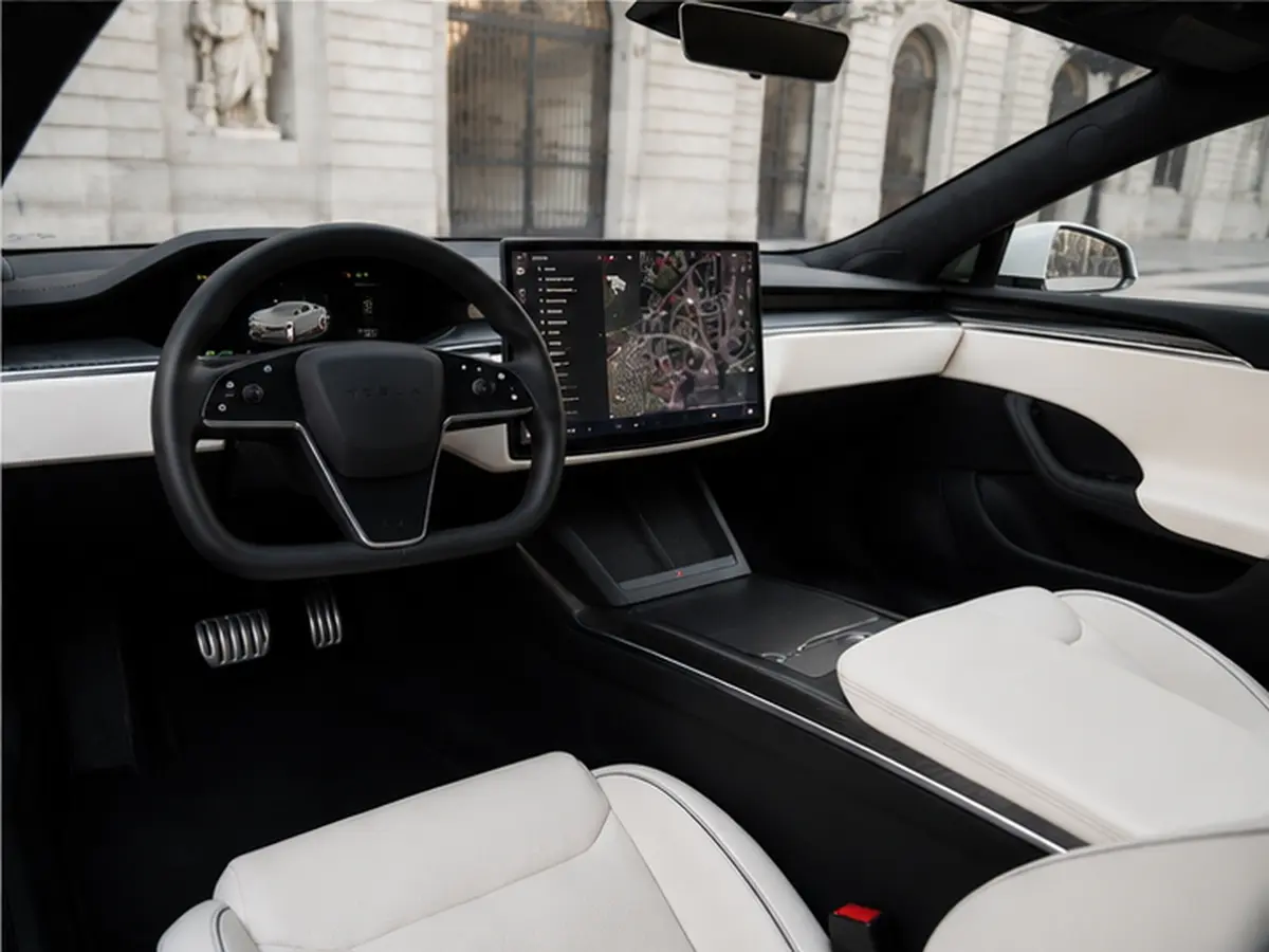 Tesla Model S Plaid 2025, салон — Milan Luxury Cars, Милан. Tesla Model S Plaid 2025 года — самый мощный автомобиль в линейке электромобилей парка,…
